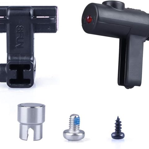 Juodas akumuliatoriaus įkroviklis su geltona įspėjamąja etikete, europiniu kištuku ir laidais.