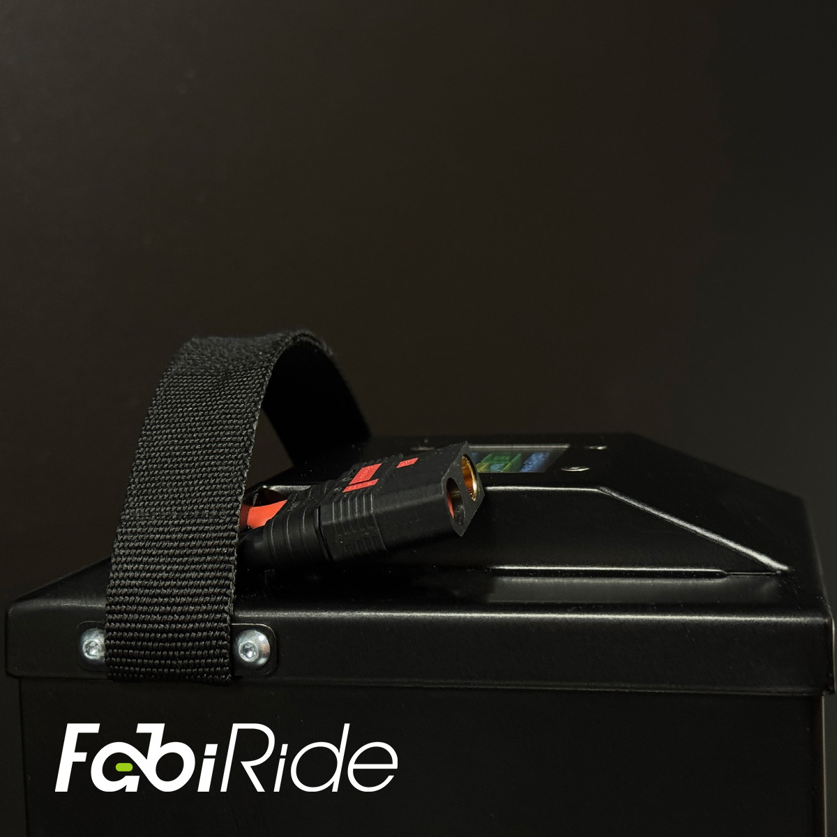 Juodas elektrinis krosinis motociklas su geltonais akcentais žalios sienos fone.