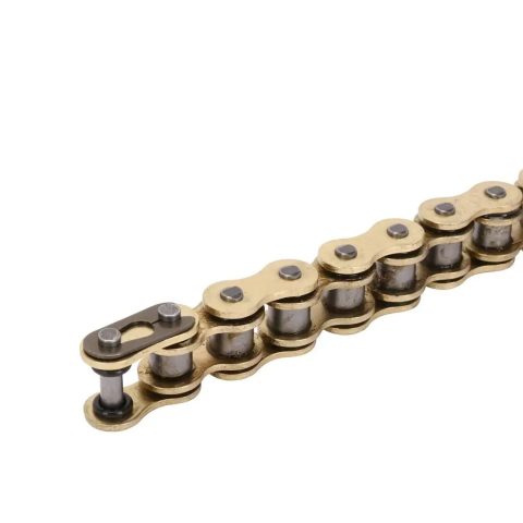 Juodas akumuliatoriaus įkroviklis su geltona įspėjamąja etikete, europiniu kištuku ir laidais.